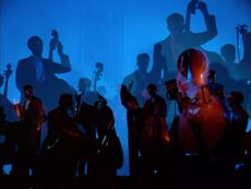 Музыкальные фестивали в Лейпциге 2026 — сцена на Augustusplatz ночью Музыкальные фестивали в Лейпциге 2026 — сцена на Augustusplatz ночью