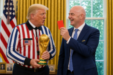 Трамп с кубком FIFA в руках и Инфантино с красной карточкой после звонка Трамп с кубком FIFA в руках и Инфантино с красной карточкой после звонка