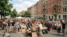 Flohmärkte in Leipzig — Menschen wählen Schallplatten und Retro-Sachen auf einem Sommer-Vintagemarkt vor Wohngebäuden in Leipzig aus Flohmärkte in Leipzig — Menschen wählen Schallplatten und Retro-Sachen auf einem Sommer-Vintagemarkt vor Wohngebäuden in Leipzig aus