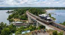 Projekt Schiffseisenbahn am Cospudener See — Ein Schiff auf einer Schienenplattform transportiert Boote über Land zwischen Cospudener und Zwenkauer See