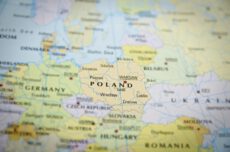 Напад на українців у Вроцлаві. Це знімок зблизька фізичної карти світу з фокусом на Польщі та Центральній Європі. У центрі кадру знаходиться Польща з чітко позначеною назвою країни та столицею Варшавою. Навколо неї видно сусідні країни: Німеччину, Чехію, Словаччину, Угорщину, Румунію, Україну, Білорусь та Литву з їхніми головними містами. На півночі Польща межує з Балтійським морем. На карті чітко видно кордони та географічні назви, виконані в приглушених жовтих, зелених і блакитних тонах. Камера наведена прямо на Польщу, залишаючи навколишні країни в легкому розфокусі. Напад на українців у Вроцлаві. Це знімок зблизька фізичної карти світу з фокусом на Польщі та Центральній Європі. У центрі кадру знаходиться Польща з чітко позначеною назвою країни та столицею Варшавою. Навколо неї видно сусідні країни: Німеччину, Чехію, Словаччину, Угорщину, Румунію, Україну, Білорусь та Литву з їхніми головними містами. На півночі Польща межує з Балтійським морем. На карті чітко видно кордони та географічні назви, виконані в приглушених жовтих, зелених і блакитних тонах. Камера наведена прямо на Польщу, залишаючи навколишні країни в легкому розфокусі.