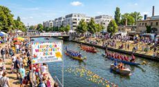 Leipziger Wasserfest 2026 на тлі перегонів на човнах-драконах каналом у Лейпцигу, Німеччина.