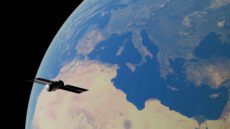 Вид из космоса показывает изогнутый край Земли, обращенный к глубокому черному космосу, с четким фокусом на Северной Африке, Европе и Ближнем Востоке. На переднем плане, в левой части кадра, находится небольшой искусственный спутник с двумя развернутыми солнечными батареями. Спутник ориентирован так, чтобы смотреть вниз на планету. Солнечный свет освещает дневную сторону Земли, показывая бежевые пустыни, синее Средиземное море и зеленые и коричневые земли Европы под тонким слоем атмосферы. Владимир Зеленский наградил Илона Маска орденом Свободы. Вид из космоса показывает изогнутый край Земли, обращенный к глубокому черному космосу, с четким фокусом на Северной Африке, Европе и Ближнем Востоке. На переднем плане, в левой части кадра, находится небольшой искусственный спутник с двумя развернутыми солнечными батареями. Спутник ориентирован так, чтобы смотреть вниз на планету. Солнечный свет освещает дневную сторону Земли, показывая бежевые пустыни, синее Средиземное море и зеленые и коричневые земли Европы под тонким слоем атмосферы. Владимир Зеленский наградил Илона Маска орденом Свободы.