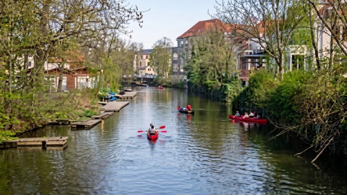 Kanal Elstermühlgraben Leipzig mit Kajaks und Kanus