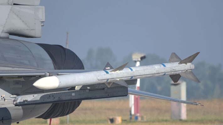 Завод з виробництва крилатих ракет. Ракета класу «повітря-повітря» IRIS-T під крилом літака. Завод з виробництва крилатих ракет.