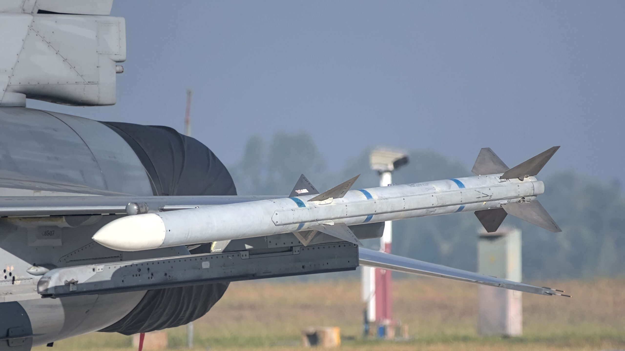Завод з виробництва крилатих ракет. Ракета класу «повітря-повітря» IRIS-T під крилом літака. Завод з виробництва крилатих ракет. Завод з виробництва крилатих ракет. Ракета класу «повітря-повітря» IRIS-T під крилом літака. Завод з виробництва крилатих ракет.