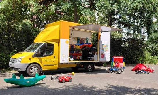 Das Spielmobil "Crazy Car" kommt mit vielen bunten Spielangeboten daher.