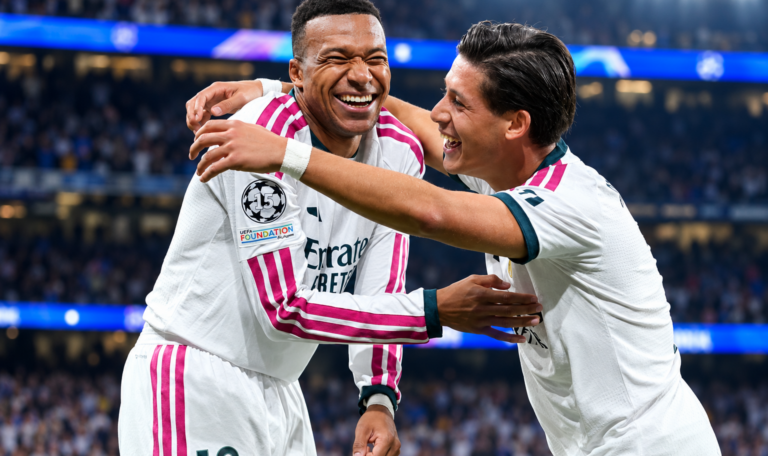 Kylian Mbappé und sein Teamkollege feiern gemeinsam den Erfolg in der Champions League.