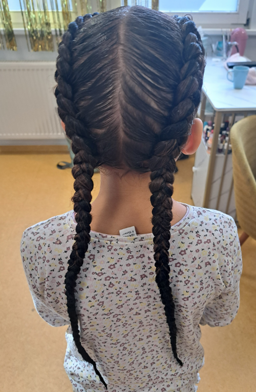 Die siebenjährige Cleo hat sich sogenannte "Boxer Braids" im Beauty Exchange flechten lassen.