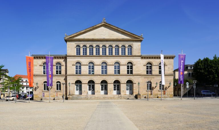 Угроза стрельбы в школе. В Саксонии-Анхальт (Ошерслебен) из-за анонимной угрозы стрельбы в школьном чате закрыли школы. Полиция расследует инцидент и усилила патрули.